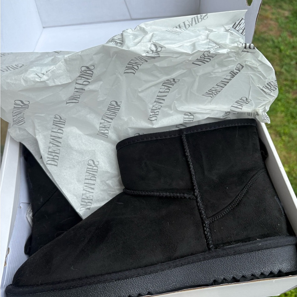 Dream Pairs Black Boots NIB